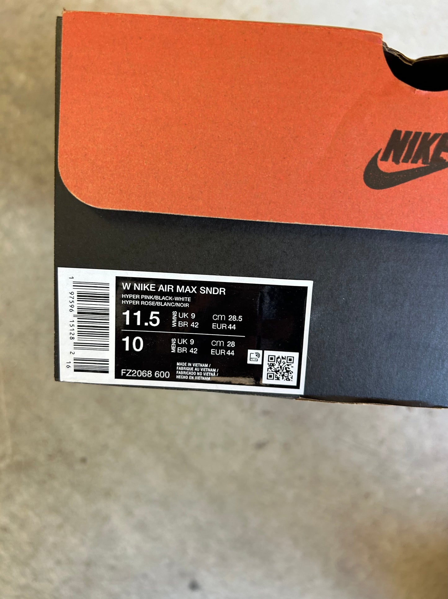 NIKE AIR MAX SNDR Hyper Pink US11.5 Women’s / 10 Men’s