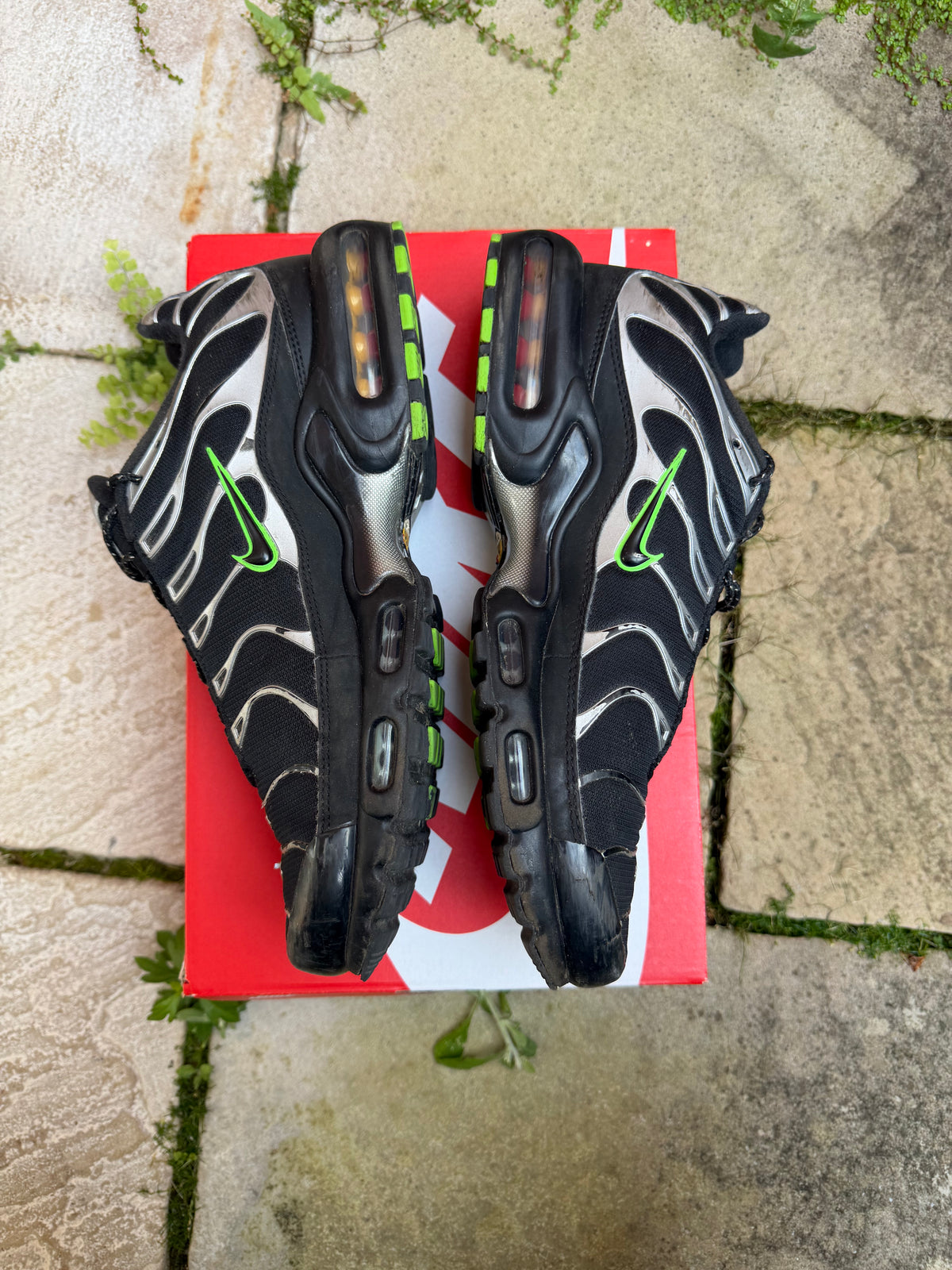 Nike Air Max Plus “Black Metallic Green Strike” US11 Men’s