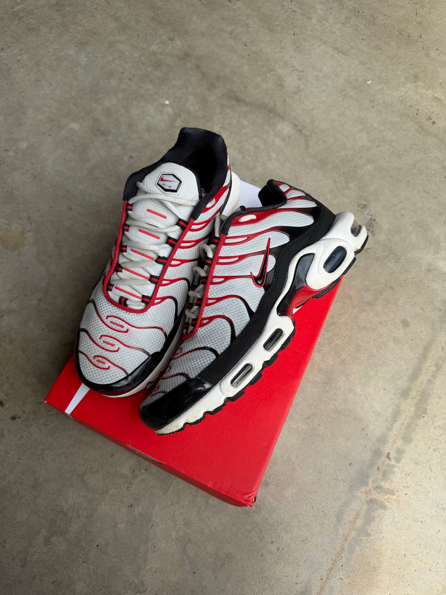 Nike Air Max Plus Platinum Black University Red US10 Men’s