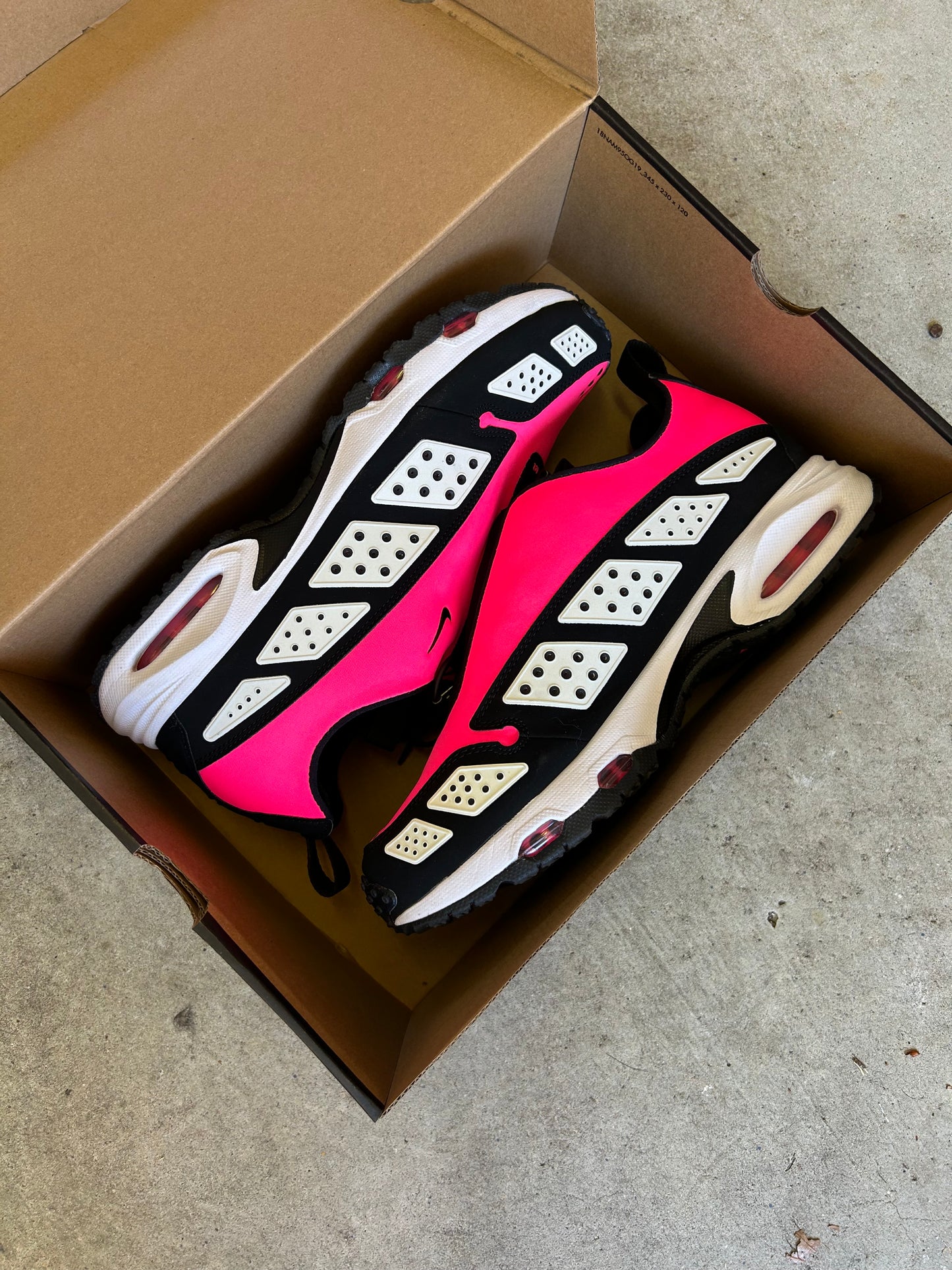 NIKE AIR MAX SNDR Hyper Pink US11.5 Women’s / 10 Men’s