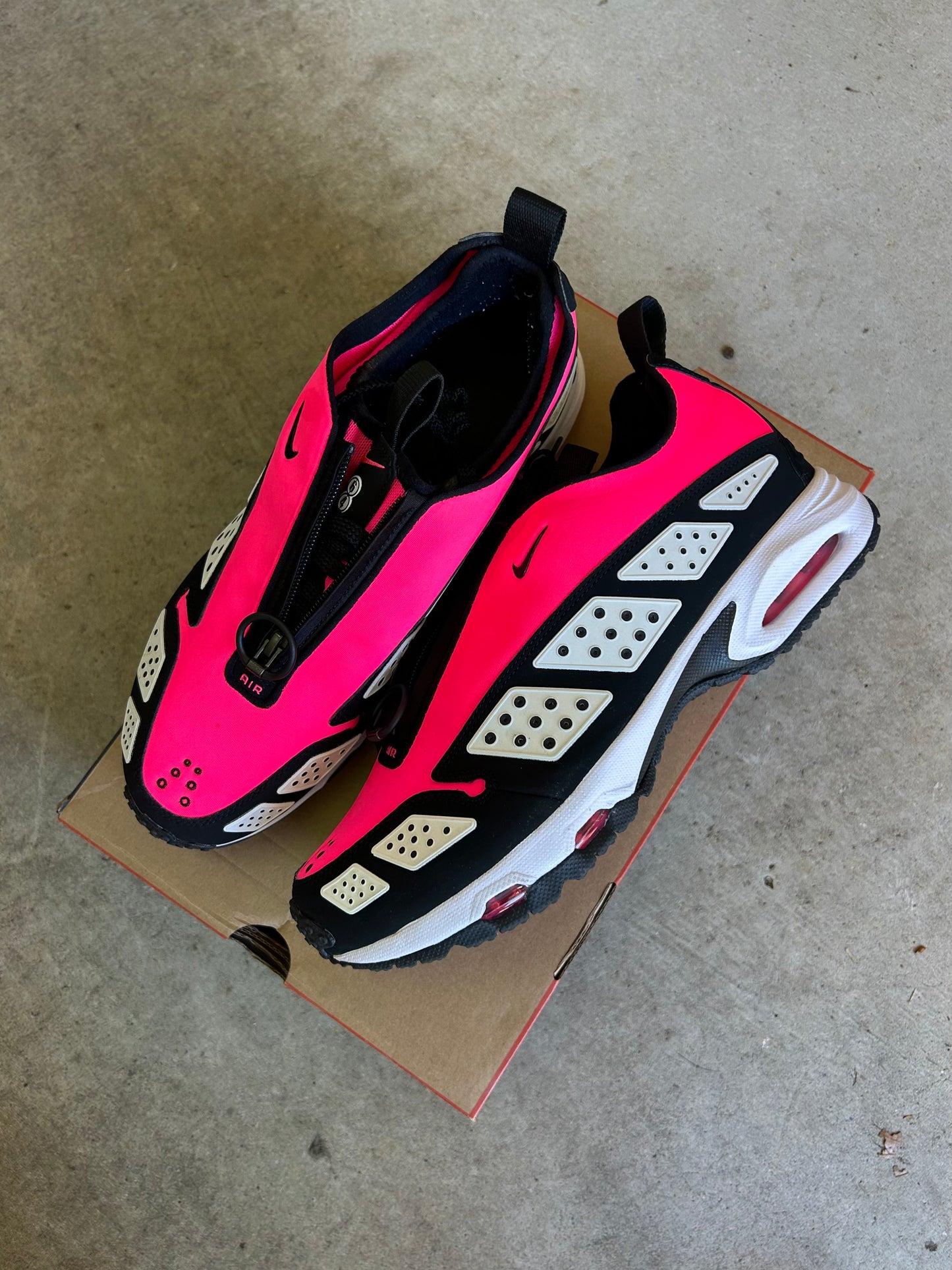 NIKE AIR MAX SNDR Hyper Pink US11.5 Women’s / 10 Men’s