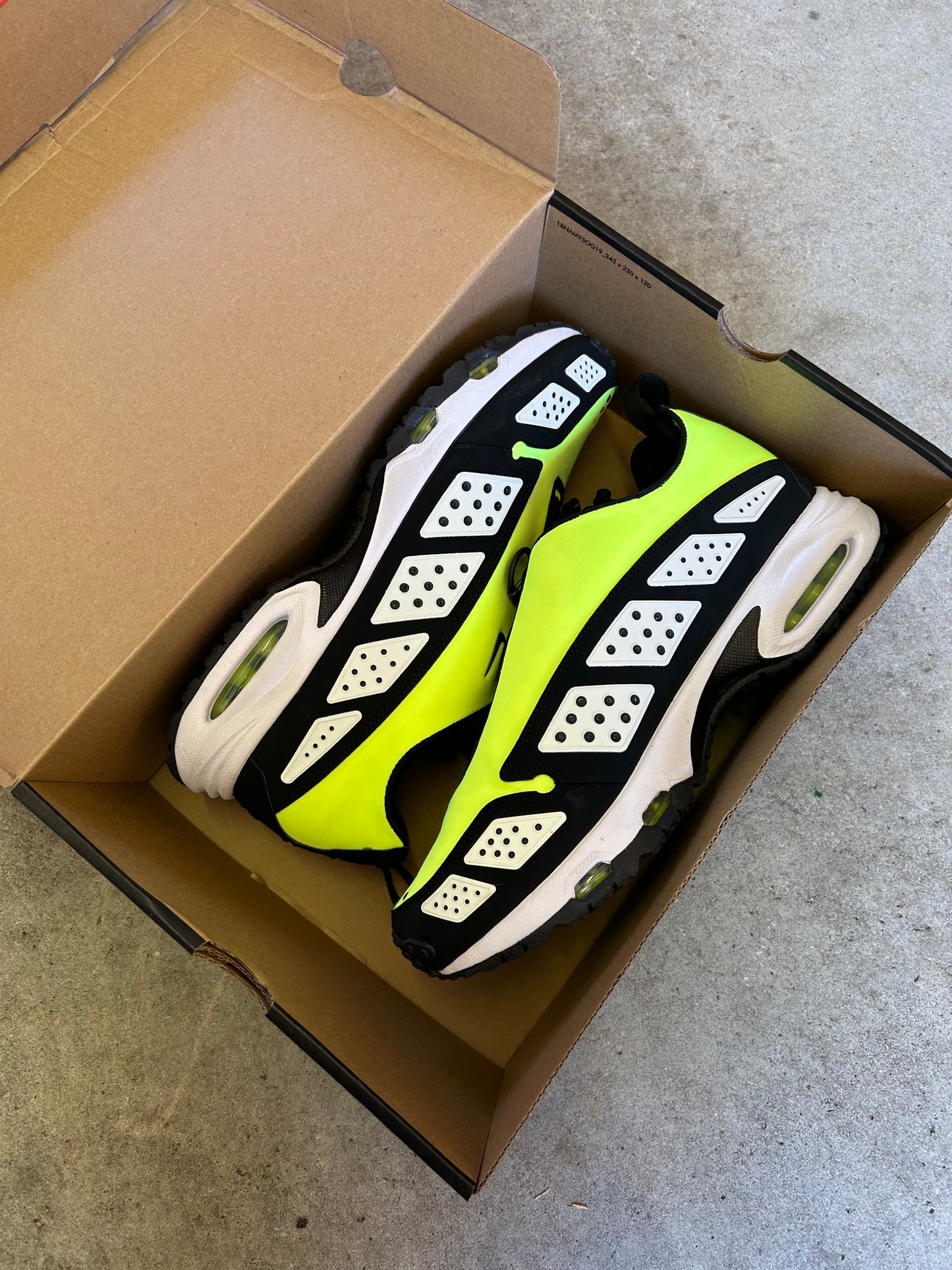 NIKE AIR MAX SNDR Neon Volts US11.5 Women’s / 10 Men’s