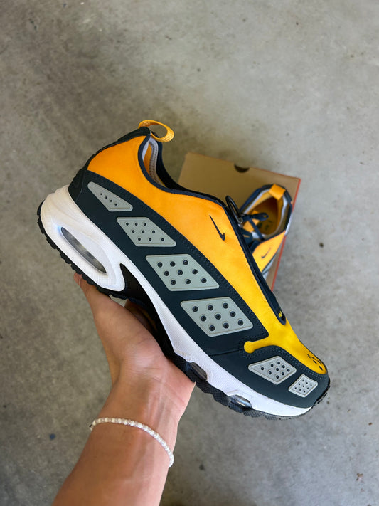 NIKE AIR MAX SNDR Canyon Gold US11.5 Women’s/ 10 Men’s