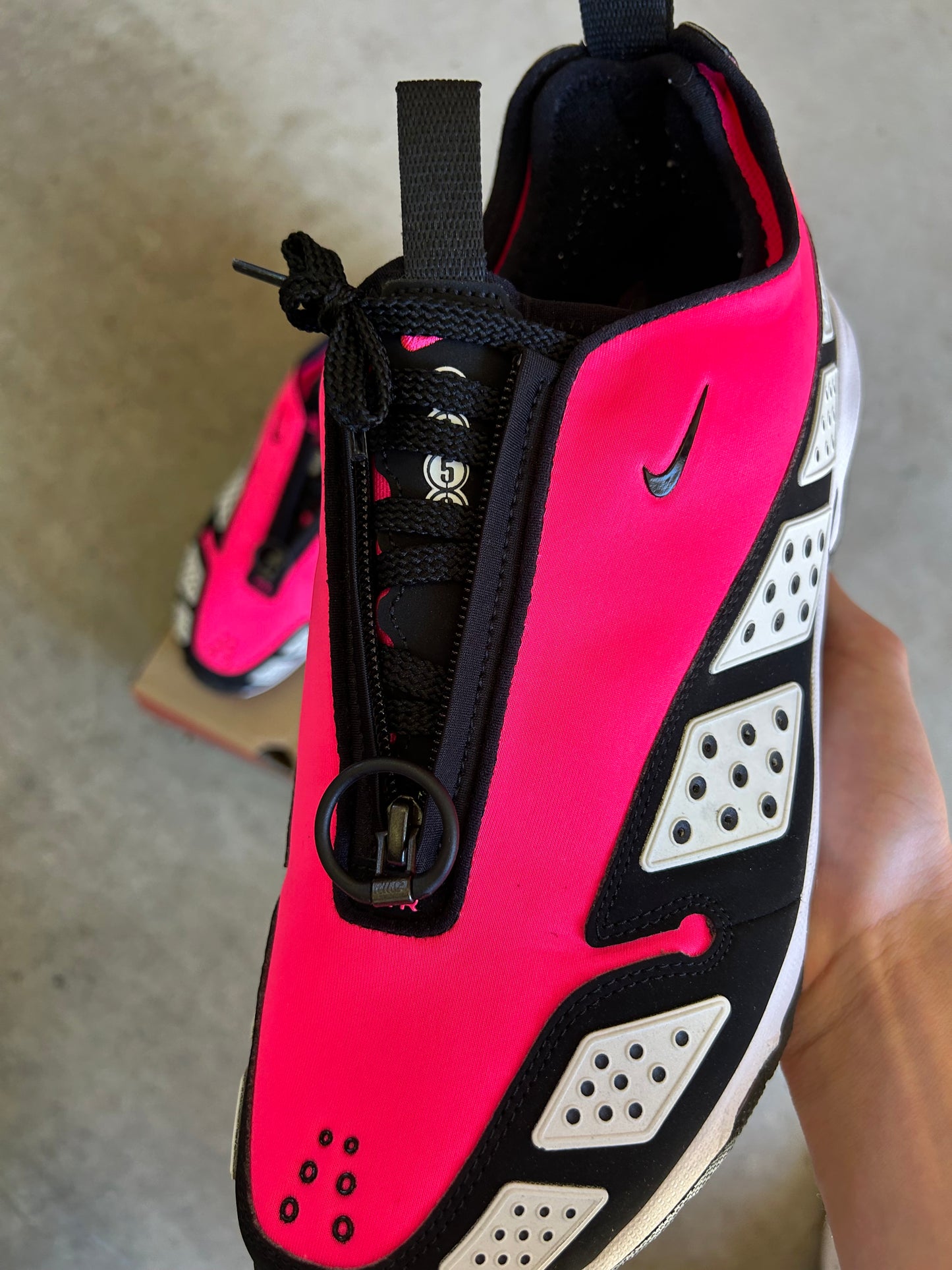 NIKE AIR MAX SNDR Hyper Pink US11.5 Women’s / 10 Men’s