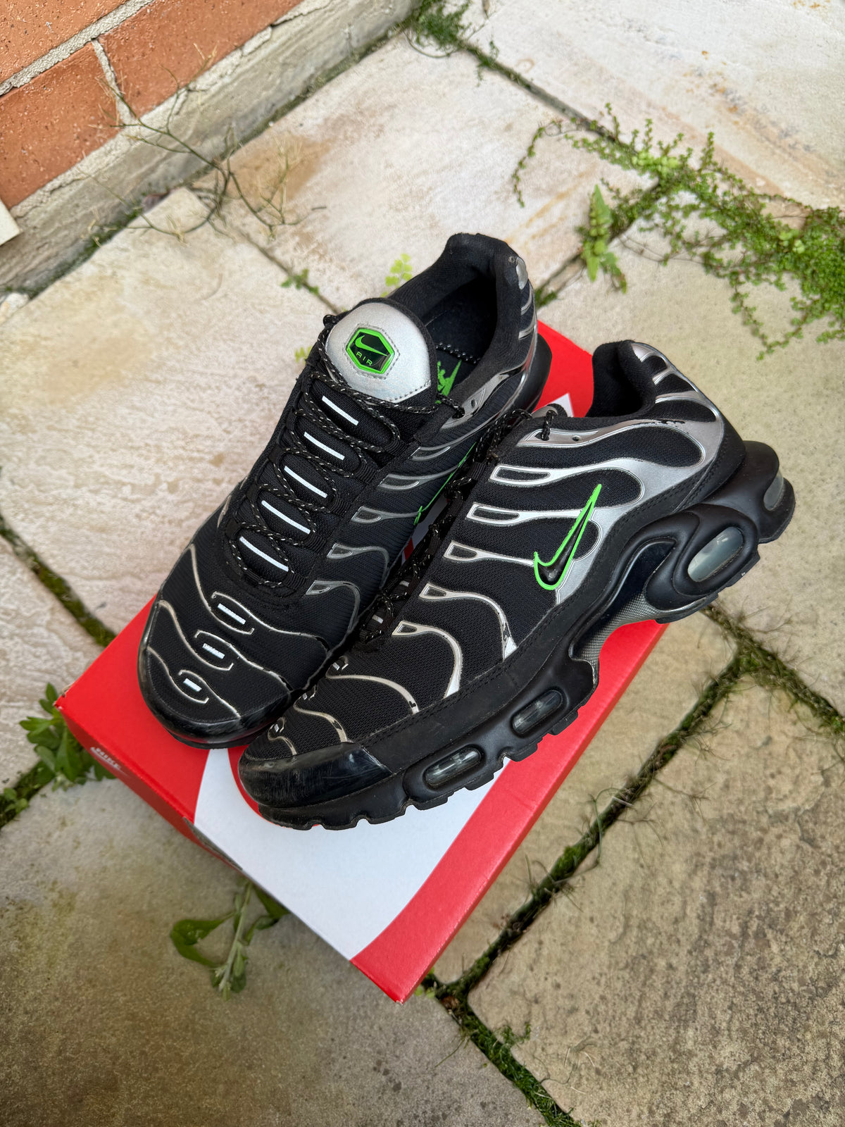 Nike Air Max Plus “Black Metallic Green Strike” US11 Men’s