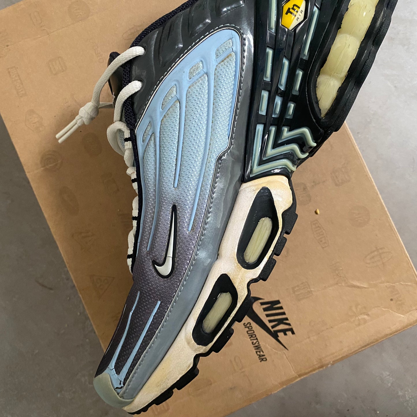 Nike Air Max Plus 3 "Cannadienne" (2002) US12 Women's/ 10.5 Men's