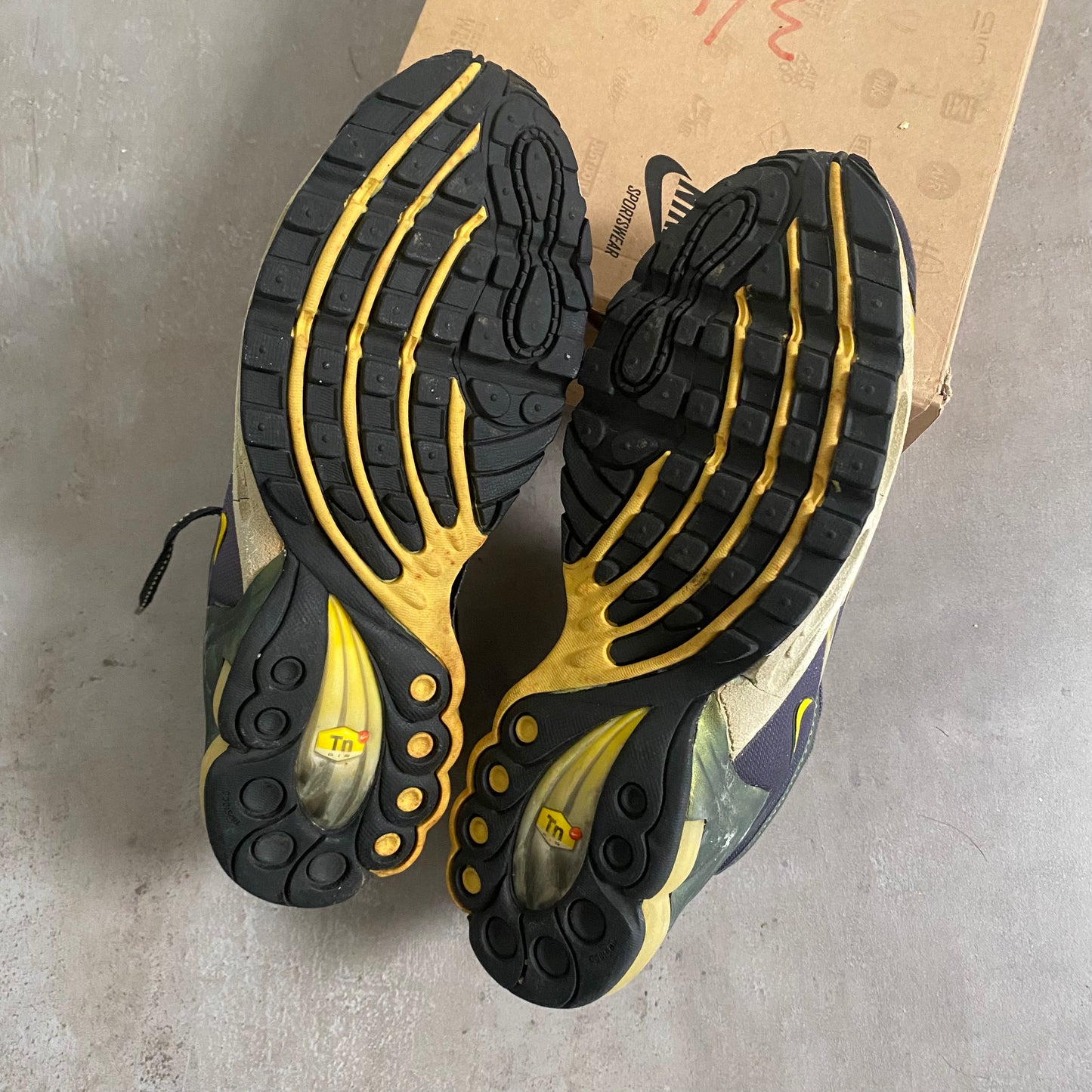 Nike Air Max Plus 2 "DARK CHARCOAL/DANDELION-NEUTRAL GREY" (1999) US9.5 Men's