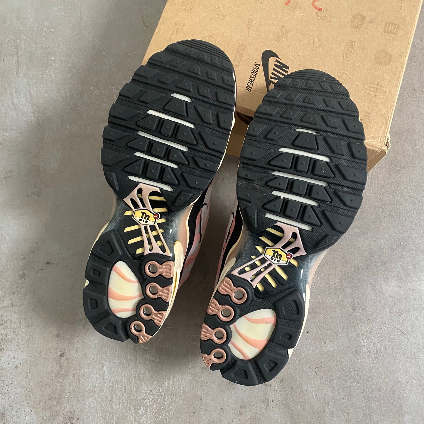 Nike Air Max Plus "Pastel Pink" (2011) US8 Women's